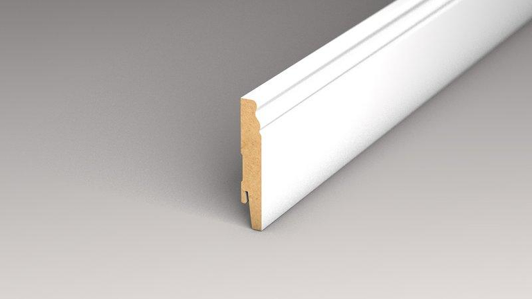 Weiße, MDF-Folierte Sockelleisten auf grauem Hintergrund